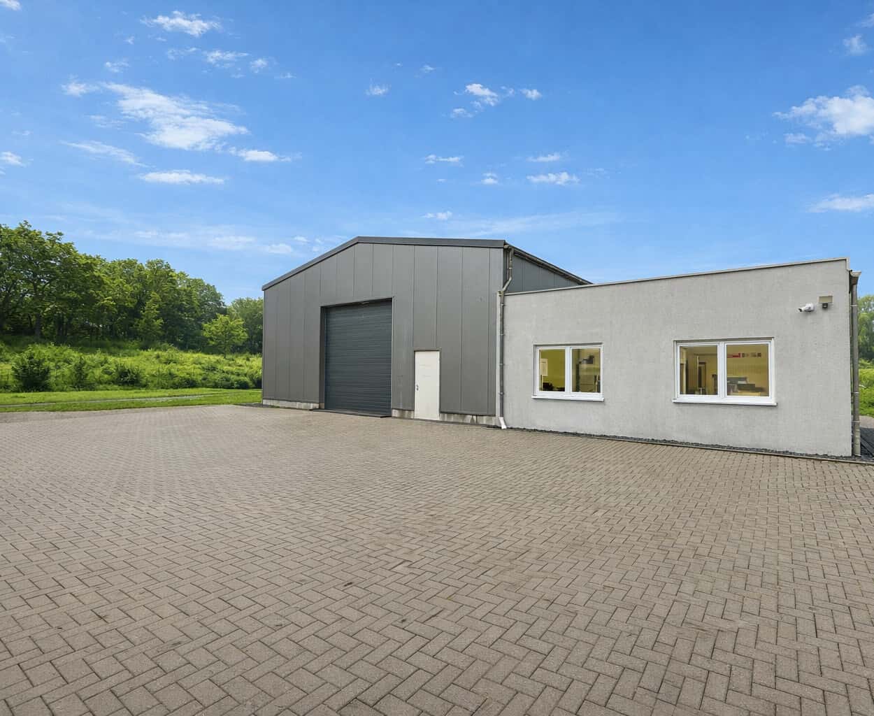 Repräsentative Büroflächen, funktionale Halle und Raum für Expansion – alles an einem Standort
