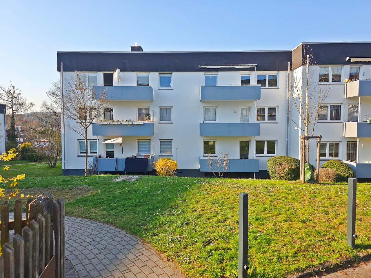 Sonnige, modernisierte 4-ZKB-Wohnung mit Balkon und Einbauküche ab Juni zu vermieten